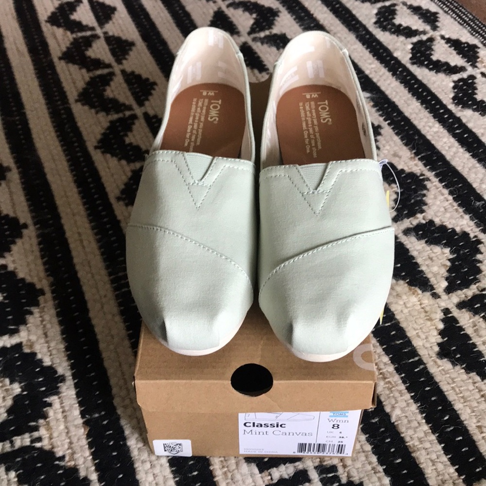 PERFECT FOR SPRING AND EASTER!!!  Toms Women’s Size 8 in Mint